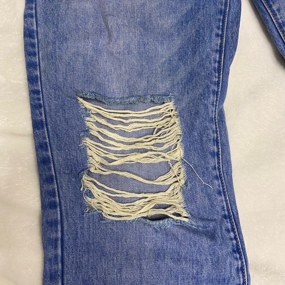 Guess ‘tomboy’ jeans with rips - Picture 2 of 4